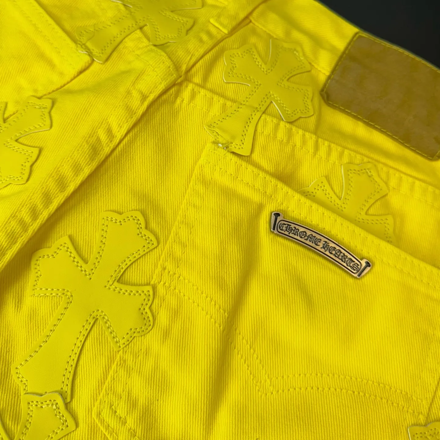 P300 style number: D255 Chrome Hearts CH Chrome Hearts The same jeans worn by Fan Bingbing’s younger brother Fan Chengcheng exude unruly personality and unique charm. Every wear and tear is carefully designed to present a unique artistic feel. Made of imported denim fabric, which has undergone heavy industrial washing and destruction treatment, the trousers show a super cool effect on the upper body, allowing you to dominate the fashion stage.  This is more than just a pair of jeans, it is an expression of attitude. With its unique design concept and ultimate pursuit of details, Croxin breaks traditional boundaries and defines the jeans trend in the new era. The trousers are made of double-layer woven fabric and matched with customized hardware, showing an incomparably beautiful and unique style, making every wearer the focus of fashion. Imported denim fabric, super heavy-duty washed and damaged, the upper body is super cool! Customized hardware, incomparably good-looking style. The production process is difficult. It has a high-street feel. Color: lemon yellow Size: S M L